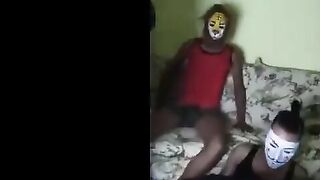 البنات الشراميط في نيك جماعي مع اتنين رجاله في اوضه واحده البنات ماسكه زوبرهم وبيرضعوا  سكس عربي منه وبيمصوا فيهم وهما البنتين جنب بعض مفلقسين