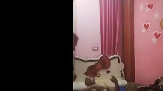 الراجل قالع هدومه ونايم عالسرير والمتناكه واقفه جنب السرير سكس عربي  ماسكه زوبره ومايله عليه بتلعب في زوبره اوي