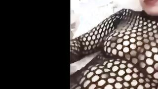 اللبوه بتدعك في  نيج زنبور كسها وهي فاشخه رجليها اوي وفتتحاها عالبحري وبتنزل لبنها من كتر اللعب وبتريح كسها