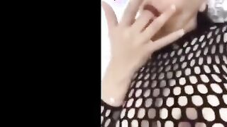 اللبوه بتدعك في  نيج زنبور كسها وهي فاشخه رجليها اوي وفتتحاها عالبحري وبتنزل لبنها من كتر اللعب وبتريح كسها