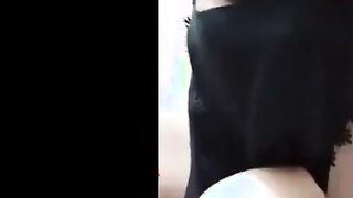 المتناكه نيج  حاطه النقاب علي وشها وبتتكلم عالفيس مع الشباتب وبتقلع لهم هدومها كلها بتفرجهم علي بزازها وجسمها