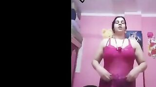 اللبوه في اوضتها مشغله الاغاني وبترقص  نيج علي واحده ونص واخوها بيشوفها من ورا الباب وزوبره بيوقف علي جسمها علاطول بيفضل يلعب فيه