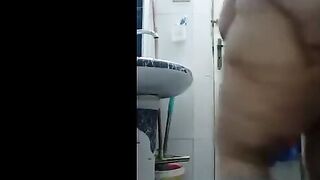 المتناكه في الحمام قاعده عالارض مفلقسه  نيج طيزها وبتلعب في خرم طيزها من ورا وتدخل صباعها الكبير كله فيه مش مطلعاه من خرمها