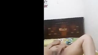 المتناكه طالعه عالسرير مفلقسه طيزها لبره وبيجي الخول بتاعها  نيج بيلعب في خرم طيزها وبيبعبص فيها وبعد كده بيدخل زوبره في كسها بيشتغل فيها نيك