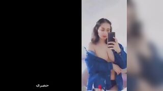 البنت المتناكه واقفه بتتصور بالروب الجديد لحبيبها  نيج وفاتحاه مبينه الاندر والبراه وبتلعب في بزازها الاتنبن وتعصر فيهم هي وواقفه
