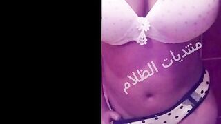 البنات المتناكه كل شويه بقميص شكل بيتصورا بيه  نيج وبجسمهم الطلق وعاملين حركات سكسيه بتهيج الزوبر وبتخليه يوقف