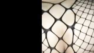 الشرموطه لابسه القميص الشبك الاسود ومفلقسه  نيج طيزها للخول بتاعها بينيك في خرم طيزها وبيطلع زوبره وبيدخله فيها