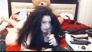البنت الشرموطه رافعه رجلها عالتربيظه في الصاله ومنزله  نيج رجل عالارض وعشيقها مدخل زوبره فيها وبينيك في كسها