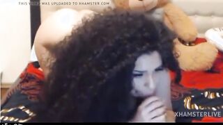 البنت الشرموطه رافعه رجلها عالتربيظه في الصاله ومنزله  نيج رجل عالارض وعشيقها مدخل زوبره فيها وبينيك في كسها