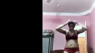 الفاجره لابسه الاندر والبراهالاحمر وبترقص نيج  بيهم في الشقه شغاله تترقص وتجري في الشقه يمين شمال وتهز اوي