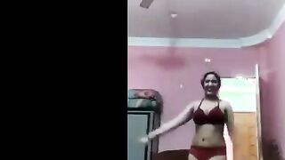 الفاجره لابسه الاندر والبراهالاحمر وبترقص نيج  بيهم في الشقه شغاله تترقص وتجري في الشقه يمين شمال وتهز اوي