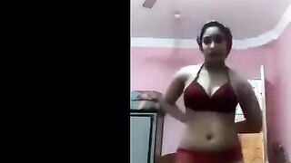 الفاجره لابسه الاندر والبراهالاحمر وبترقص نيج  بيهم في الشقه شغاله تترقص وتجري في الشقه يمين شمال وتهز اوي