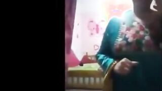 الوليه الفاجره صاحيه من النوم بتقلع عبايتها وبتلعب في كسها  نيج هي لابسه الاندر بتاعها وتعصر وتقفش في بزازها وهي واقفه