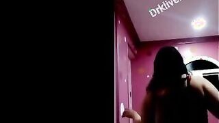 الشرموطه بتثبت الكامير لكسها وهي بتلعب فيه اوي بصضباعها وتبعبصه نيج  اوي ولبنها بينزل في ايديها هي وبتلعب وتدعكه في زنبور كسها