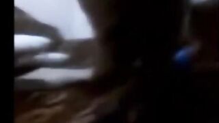 الوليه المتناكه نايمه عالسرير مفلقسه طيزها والدنيا ضلمه والراجل ماسكها  نيج من صدرها وبيشد فيه وبيدخل زوبره في طيزها براحه اوي