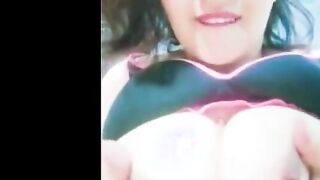 البنت الشرموطه بتقلع بيجامتها ال لبسهاها وبتوقف عالطربيزه فاتحه نيج  رجليها وبتلعب في كسها وتحك طيزها اوي في اول حد الطربيظه