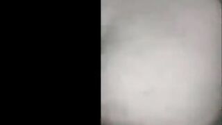 البنت بعد مخلصت لعب في كسها بتطلع عالكنبه تفلقس طيزها لبره وهي  نيج مولعه سوخنه بيجي الفحل بيدخل زوبره في كسها وهو ماسك طيزها وبينيك