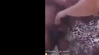 الراجل واقف منزل بنطلونه وقاعد بالفلنه بس والشرموطه جنبه واقفه مايسله عليه وبتلعب له في زوبره اوي بيديها  نيج وبسرعه وهو بينزل اللبن وينتره كله علي الارض