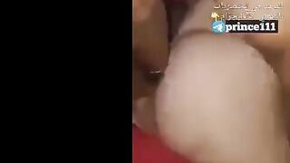 الراجل واقف منزل بنطلونه وقاعد بالفلنه بس والشرموطه جنبه واقفه مايسله عليه وبتلعب له في زوبره اوي بيديها  نيج وبسرعه وهو بينزل اللبن وينتره كله علي الارض