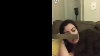 البنت قاعده بلبسها عالكنبه بره نايمه وبيجي عشيقها تحتها قاعد عالارض  نيج بيلعب لها في شعرها وبيبوس في شفايفها بوس مشبك
