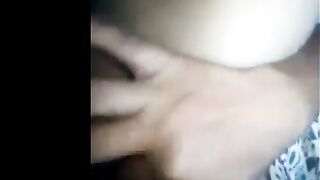 المتناكه ماسكه خرم طيزها شغاله تبعبص فيه بيديها اوي وتشم في ريحته  نيج وبعدها تفضل تلحس وتمص في صباعها الكبير