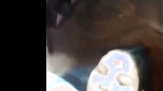 المتناكه ماسكه خرم طيزها شغاله تبعبص فيه بيديها اوي وتشم في ريحته  نيج وبعدها تفضل تلحس وتمص في صباعها الكبير