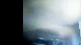 المتناكه ماسكه خرم طيزها شغاله تبعبص فيه بيديها اوي وتشم في ريحته  نيج وبعدها تفضل تلحس وتمص في صباعها الكبير