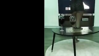 الشرموطه في الصاله مشغله الاغاني وماسكه الكاس في ايديها وبتترقص بيه اوي وتهز في نفسيها  نيج وصاحبها بيقرب منها وبيرقص معاها