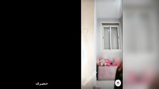 البنت بتلبس الروب بتاعها الاسود وبتطلع عالسرير فاتحهخ رجليها نيج  وتلعب في كسها بالقلم الحواجب الطويل بتدخله جواها