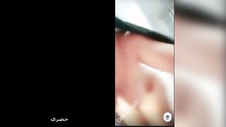 البنت بتلبس الروب بتاعها الاسود وبتطلع عالسرير فاتحهخ رجليها نيج  وتلعب في كسها بالقلم الحواجب الطويل بتدخله جواها