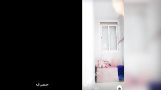 البنت بتلبس الروب بتاعها الاسود وبتطلع عالسرير فاتحهخ رجليها نيج  وتلعب في كسها بالقلم الحواجب الطويل بتدخله جواها