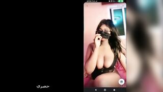 البنت المتناكه قاعده عالسرير متربعه وتتنطط اوي عالسرير نيج  وبزازها كبار اوي طالعين لبره بيترقصو معاها وبيهزوا لفوق وتحت