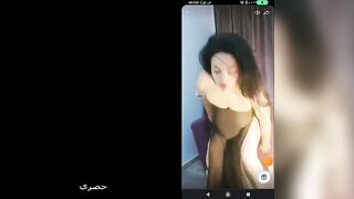 البنت نايمه علي الدبدوب ال حبيبها جابهولها وبتحطه نيج  تحت كسها بتحك كسها عليه وبتخل ايده في كسها من جوه