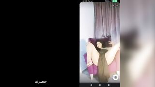 البنت نايمه علي الدبدوب ال حبيبها جابهولها وبتحطه نيج  تحت كسها بتحك كسها عليه وبتخل ايده في كسها من جوه