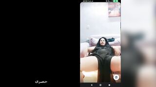 البنت نايمه علي الدبدوب ال حبيبها جابهولها وبتحطه نيج  تحت كسها بتحك كسها عليه وبتخل ايده في كسها من جوه