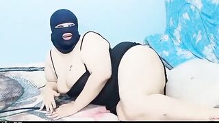 الفاجره حاطه الابتوب جنبها بتتفرج علي فيلم سيكس ورافعه نيج  رجل واحده لفوق وشغاله تلعب في كسها وتبعبص فيه اوي