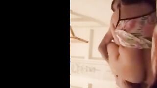 الراجل واخد لبوته الشرموطه وحاضنها علي جنبها وهي نايمه نيج  بتبوس في شفايفها اوي وبيحضن فيها وبيدخل زوبره في كسها