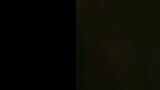 البنت بتقلع لبسها واختها الشرموطه نيج جنبها بتفتحلها كسها وبتنادي علي جوزها بتقوله يلا تعال جرب نيك اختي
