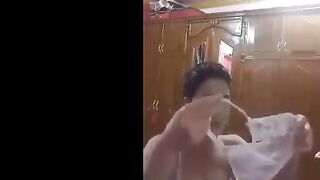 البنت الفاجره في اوضه نومها بتتفرج علي زوبر عشيقها وهو معاها عالتلفون فسيديو بيضرب  نيك سعودي عشرته وبيلعب في زوبره بينزل لبنه قدامها