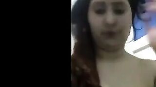 اللبوه دخلت الحمام تقلع هدومها لحبيبها  نيك مصري وهو معاها عالتلفون وبتلعب في بزازها هي وتحت الميه بتاخد شاور سوخن