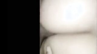 البنت مفلقسه طيزها واخوها  نيك مصري بينيك فيها وماسك في طيزها بيفتحها بيدجيه الاتنين وبيدخل وبيطلع زوبره فيها