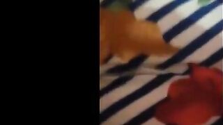 البنت نايمه مغمضه عنيها ومنسجمه مع شهوتها والراجل بيبوس في صدرها  نيك مصري وبيرضع منهم وهي بتقوله ارضع كمان انا هخلي صدري يحنلك وترب من لبنه
