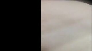 البنت نايمه مغمضه عنيها ومنسجمه مع شهوتها والراجل بيبوس في صدرها  نيك مصري وبيرضع منهم وهي بتقوله ارضع كمان انا هخلي صدري يحنلك وترب من لبنه