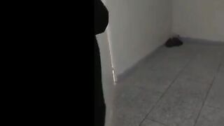 الراجل داخل الاوضه لقا المتناكه عالارض مفلقسه طيزها الكبيره نيك مصري  وبترقص فيها اوي وتحركها وبيهيج عليها وبيقوم راكب طيزها فاشخهالها