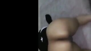 الراجل داخل الاوضه لقا المتناكه عالارض مفلقسه طيزها الكبيره نيك مصري  وبترقص فيها اوي وتحركها وبيهيج عليها وبيقوم راكب طيزها فاشخهالها
