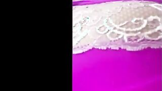 البنت رافعه القميص لفوق بزازها زماسكه الزيت بتدهن بيه كسها وجسمها كله بتخليه لامع ومتزفلط نيك مصري  وبتلعب في كسها بصيب=باعها وبتنزل لبنها بسرعه علشان الزيت ال فيه