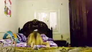 المتناك فاشخ اخته نيك عالسرير وهي مش عارفه تهرب نيك مصري  من نيكه قاعده تحته وهو شغال نيك في كسها ومش قادره تصرخ من التعب هيغما عليها