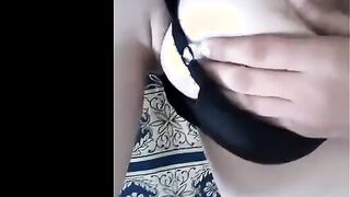 البنت بالاندر والبراه الاسود بتلعب في رقبتها وتلف ايديها  نيك مصري حوليه وماسكه كسها بيديها بتبعبص فيه اوي وتلعب فيه