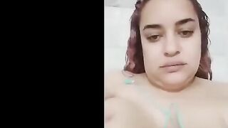 الشرموطه نايمه عالسرير بتلعب في صدرها وتدعك نيك مصري  فيه اوي وهي بتعض في شفايفها اوي وبتلعب في كسها بتنزل لبنها