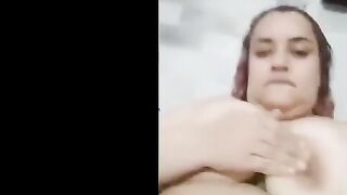 الشرموطه نايمه عالسرير بتلعب في صدرها وتدعك نيك مصري  فيه اوي وهي بتعض في شفايفها اوي وبتلعب في كسها بتنزل لبنها
